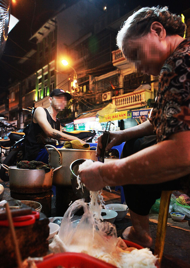 Phạt đầu bếp không đeo găng tay bốc đồ ăn: Ai bắt lỗi, xử lý? - 2