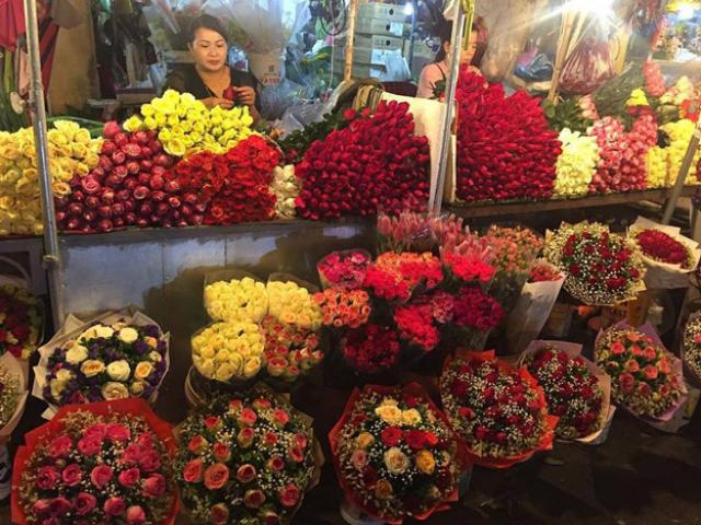 Thị trường - Tiêu dùng - Chợ hoa tấp nập cận ngày 20/10, hoa bán hết trong "nháy mắt"