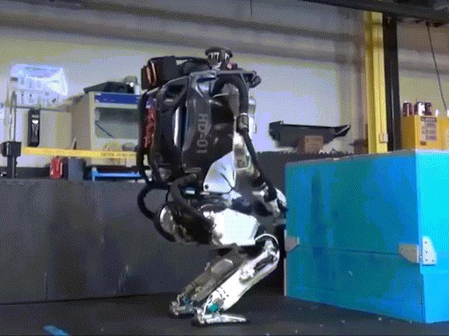 Robot chạy nhảy vượt chướng ngại vật, nhào lộn như người