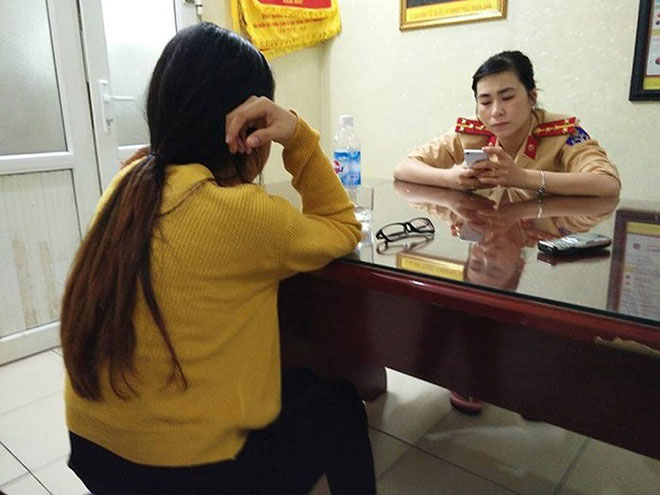 Nhắn tin cho bố mẹ đẻ rồi thuê taxi lên cầu Long Biên định tự tử - 1