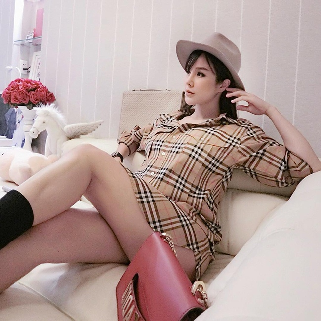 Ông xã của người đẹp họ Diệp tên Đức Phạm, xuất thân trong gia đình giàu có. Sau hôn lễ đẹp như mơ với thiếu gia Sài thành vào tháng 5 vừa qua, hiện tại diễn viên Diệp Lâm Anh đang mang thai con gái đầu lòng. Cô và ông xã đều háo hức chờ tới ngày lâm bồn. Đang ở tháng cuối thai kỳ song Diệp Lâm Anh vẫn giữ được vóc dáng thon gọn, nhan sắc xinh đẹp. Hình ảnh người đẹp 8X chụp trong căn hộ đang sống cùng chồng toát lên sự sang trọng, xa hoa.