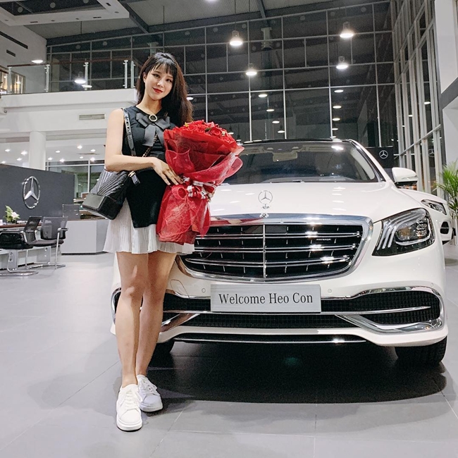 Cuối tháng 9 vừa qua, Diệp Lâm Anh đã bỏ ra 7 tỷ tậu chiếc Mercedes-Benz S450 Maybach sau khi bán đi chiếc xe cũ.