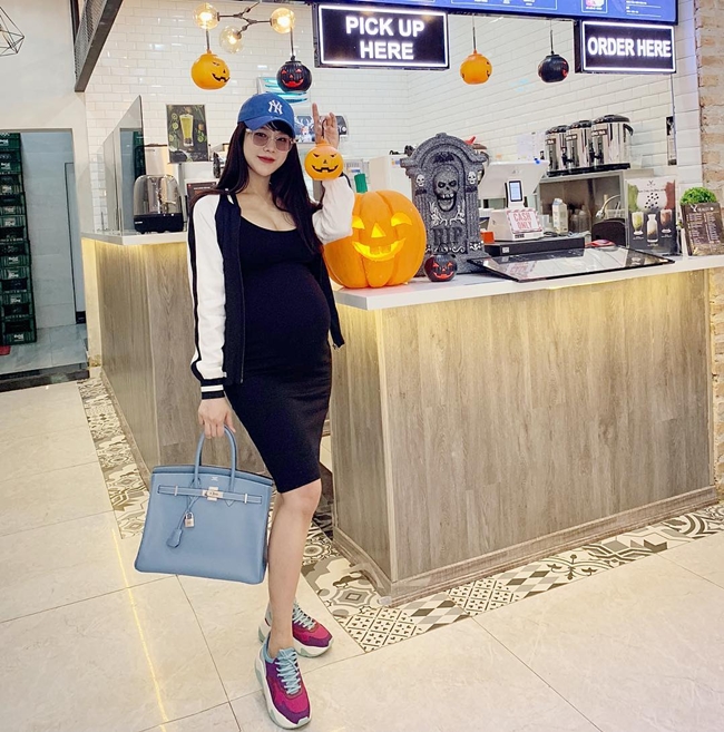 Diệp Lâm Anh hiện là bà chủ chuỗi cửa hàng trà sữa nổi tiếng ở Tp. Hồ Chí Minh. Dù mang thai song cô vẫn tất bật với công việc.