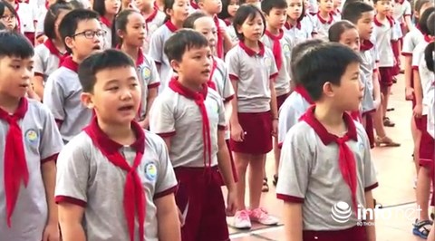 Video: Hàng trăm học sinh hát bài “Mẹ yêu ơi” lay động hàng triệu trái tim - 2