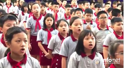 Video: Hàng trăm học sinh hát vang 
