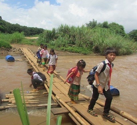 &#34;Ớn lạnh&#34; những con đường đến trường của học sinh buôn H’Mông - 1