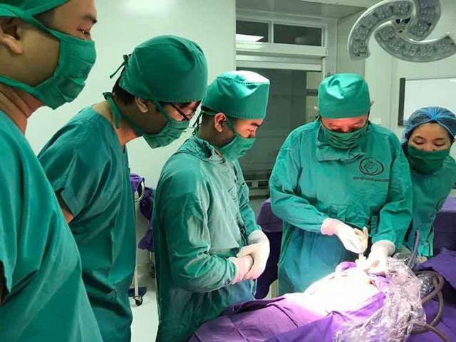 Sức khỏe đời sống - Phẫu thuật cắt u quái cho bé 1 ngày tuổi
