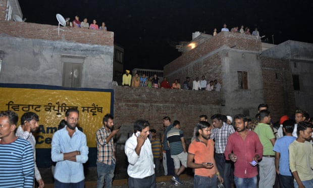 Ấn Độ: Khoảnh khắc tàu hỏa lao thẳng vào đám đông khiến 60 người chết - 1