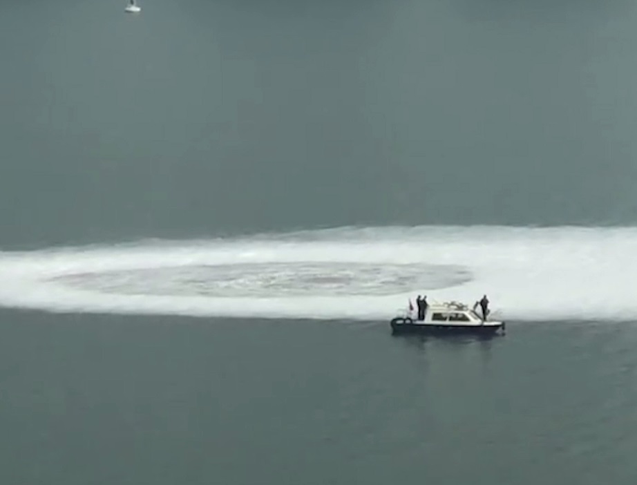 TQ: Xoáy nước khổng lồ xuất hiện giữa sông khiến dân lo sợ - 1