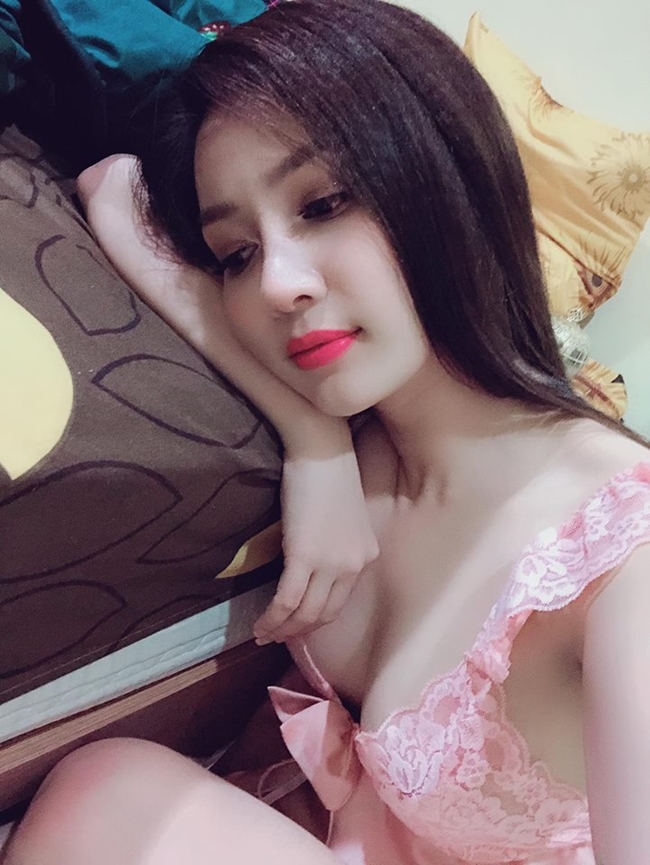 Hình ảnh đời thường sexy của bạn gái Hồ Việt Trung.