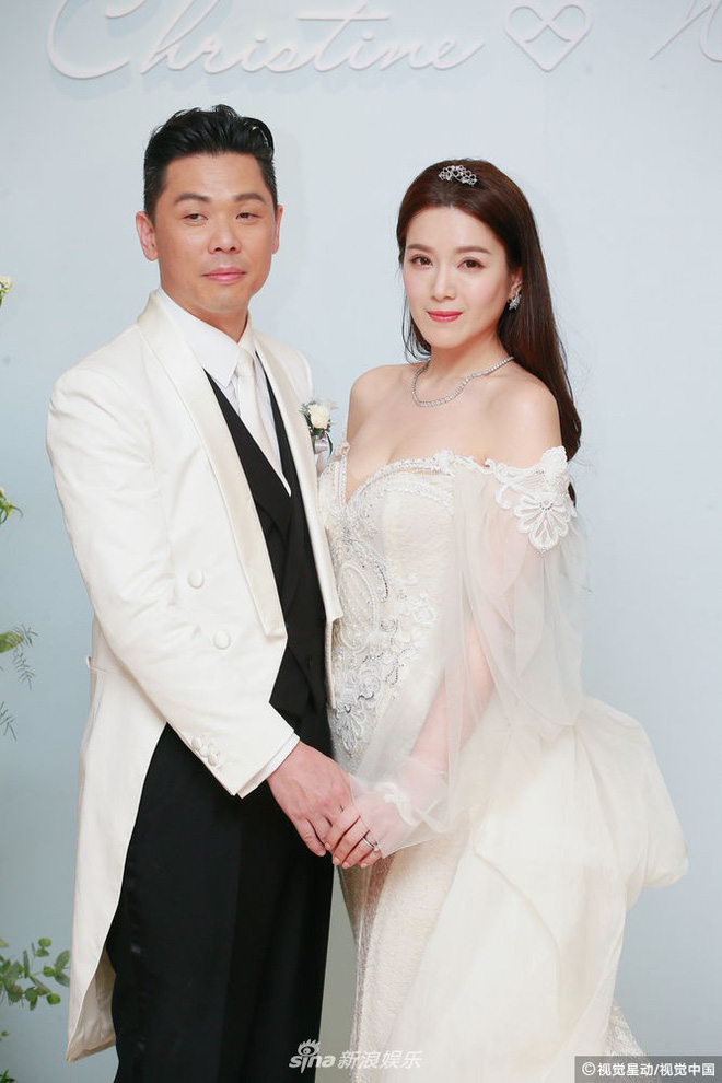 "Hoa hậu ân ái trong ô tô" cưới đại gia Hong Kong, khoe nhẫn kim cương 5 tỷ - 2