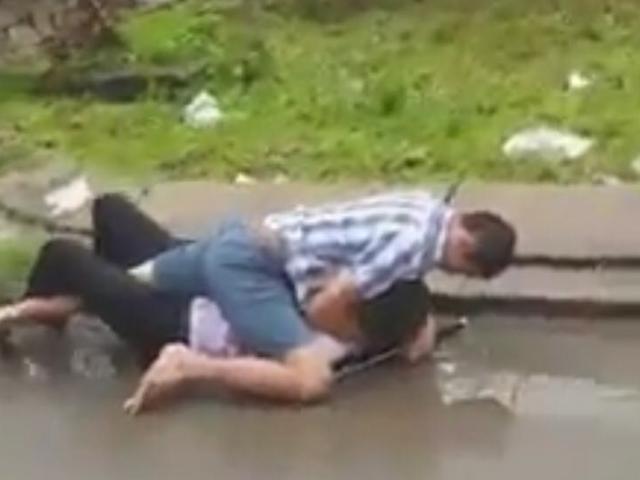 Tin tức trong ngày - Video: Xôn xao tài xế Grab và taxi “đánh vật” trên đường