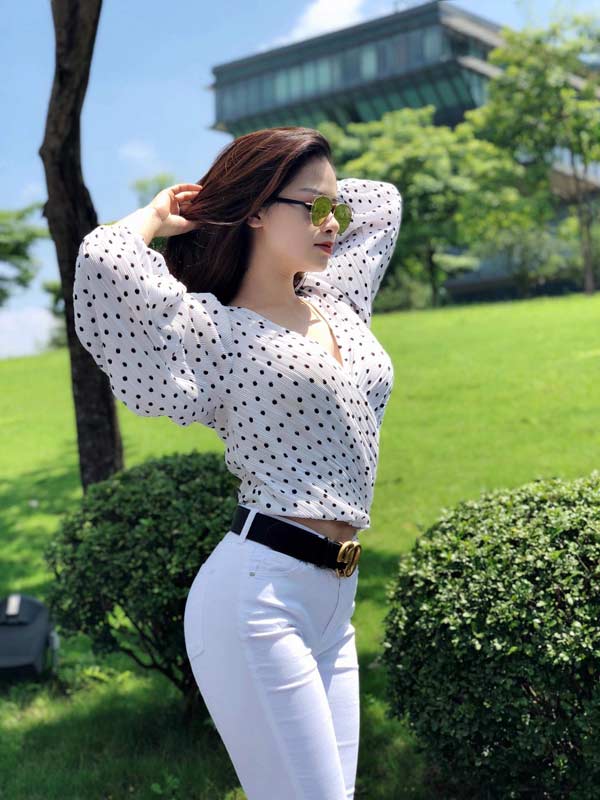 Không chỉ sexy, Dương Hoàng Yến còn nổi bật nhờ loạt hàng hiệu - 2