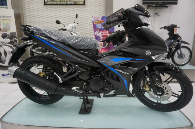 2019 Yamaha Exciter RC màu đen xám tại một đại lý ở Hà Nội. Dòng xe côn tay mới này sau khi trình diện ở Việt Nam vào hồi tháng 8 đã gây được tiếng vang lớn.