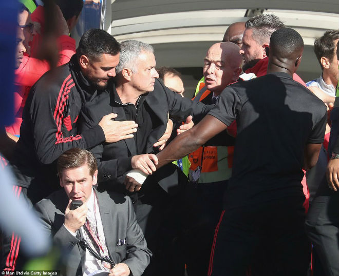 Ẩu đả đại chiến MU - Chelsea: Lộ mặt kẻ trêu ngươi suýt bị Mourinho "tẩn" - 3