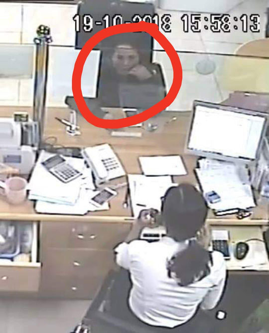 Vào ngân hàng rồi "cầm nhầm" điện thoại trị giá 20 triệu đồng của khách hàng? - 1