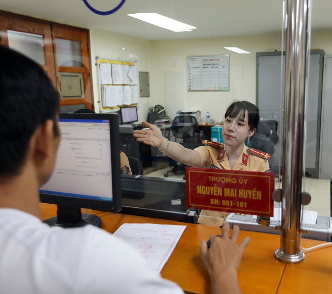 Ngày 20-10 của nữ CSGT Thủ đô xinh đẹp - 9