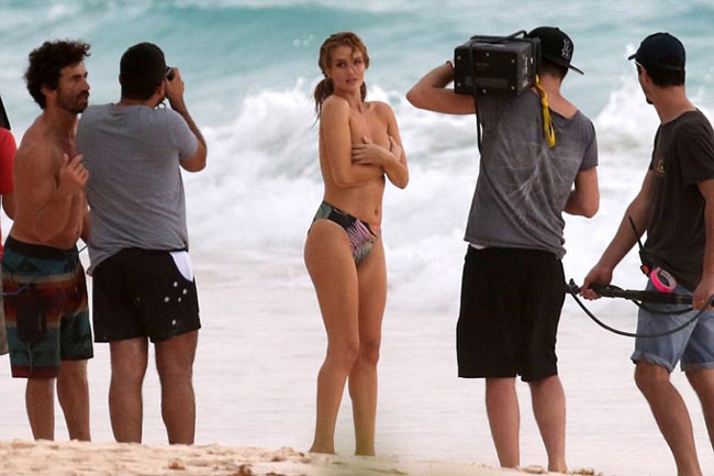 Trong loạt ảnh paparazzi chụp trộm tại Bahamas, Rosie Huntington có khoảnh khắc thoải mái lộ ngực trước ekip chụp hình toàn nam giới.