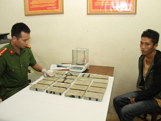 Pháp luật - Nam thanh niên người Mông khoác hai balo ma túy vào quán cơm