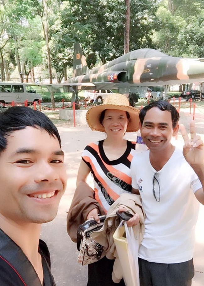 Tháng 4.2018, anh bất ngờ thông báo bị mất tiếng nhưng sau đó 1 tháng người hâm mộ vẫn thấy nam ca sỹ đi hát trở lại. Tuy nhiên từ đó đến nay, anh vẫn chưa có động thái cụ thể nào cho sự tái xuất.