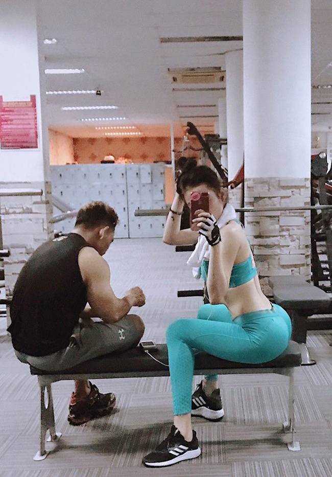 Cô cũng thường đăng tải hình ảnh, clip tại phòng tập nhưng không ít lần bị cư dân mạng chê tập sai cách.