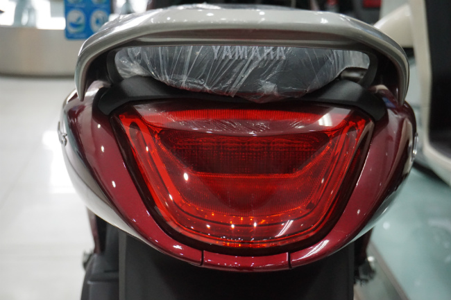 Khác với các dòng tay ga của Honda, Yamaha Janus thiết kế đèn chiều hậu không theo mô-típ vuốt nhọn đầu mà cúp xuống dạng như một hình thang.