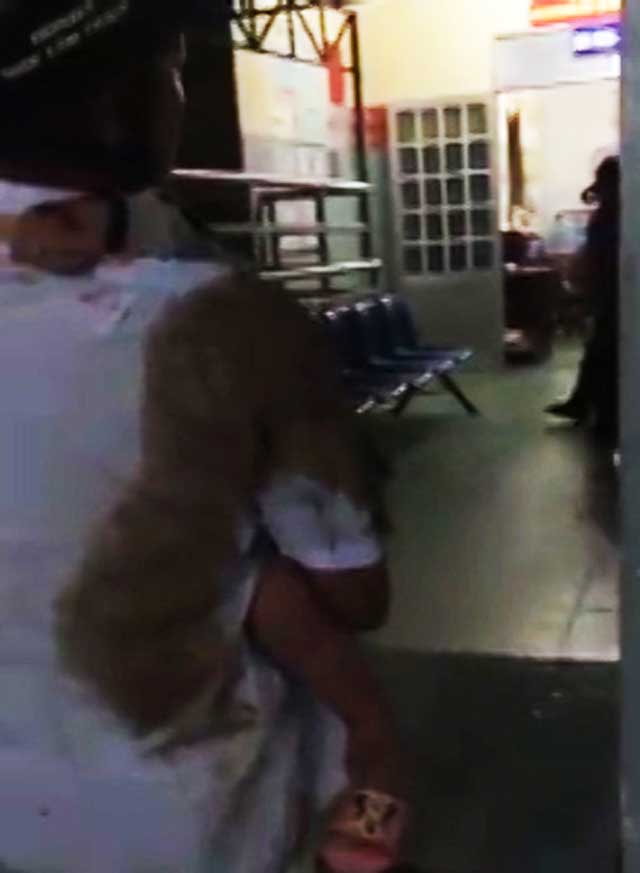 Bệnh viện vắng tanh, cha ôm con máu chảy đầm đìa chờ bác sĩ - 2