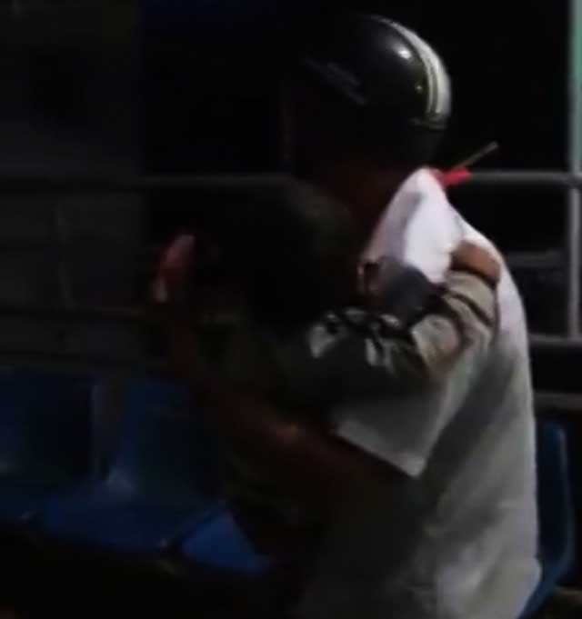 Bệnh viện vắng tanh, cha ôm con máu chảy đầm đìa chờ bác sĩ - 3