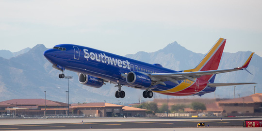 Máy bay hạ cánh khẩn vì hành khách “nổi máu dê” - 1