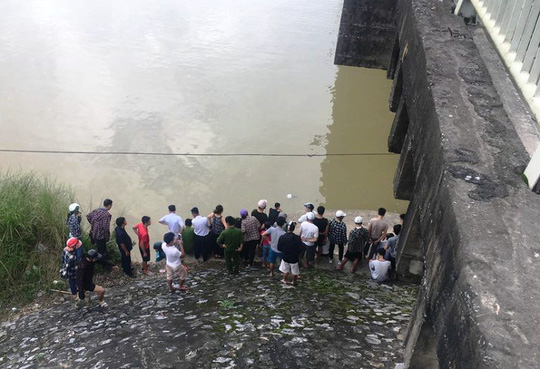 Nam sinh lớp 9 bỏ xe đạp trên cầu, nhảy xuống sông tự tử - 1