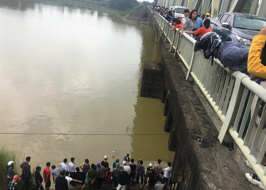 Nam sinh lớp 9 bỏ xe đạp trên cầu, nhảy xuống sông tự tử - 2