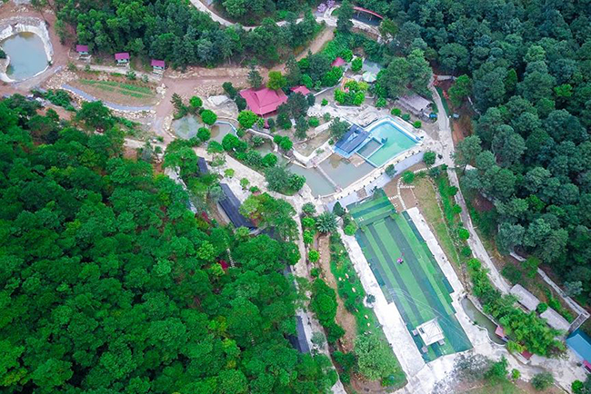 Khu sinh thái Thiên Phú Lâm được xây dựng kiên cố và quy mô "khủng" trên diện tích rừng phòng hộ thuộc xã Minh Phú (huyện Sóc Sơn, Hà Nội) đang gây xôn xao dư luận. Tuy nhiên, những công trình "khủng" này lại được chính quyền địa phương cho rằng chỉ là nhà tạm.

