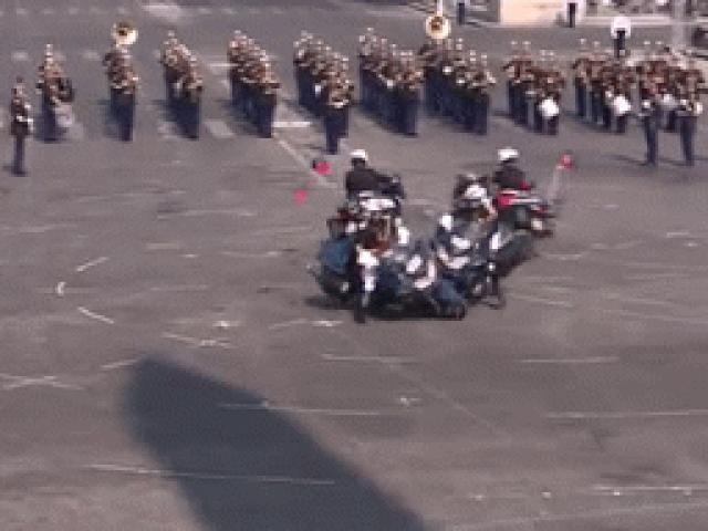 Thế giới xe - Video: Cảnh sát lao môtô vào nhau trong lễ kỷ niệm quan trọng