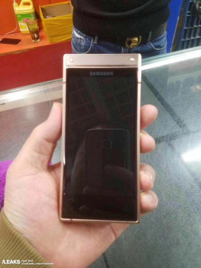 Xuất hiện ảnh trên tay điện thoại nắp gập Samsung W2019, lộ thiết kế camera - 1