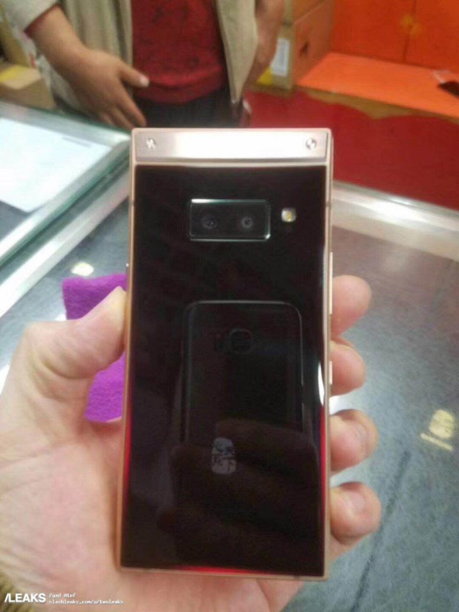 Xuất hiện ảnh trên tay điện thoại nắp gập Samsung W2019, lộ thiết kế camera - 3