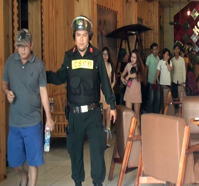 Hàng chục “nam thanh nữ tú” phê ma túy trong phòng karaoke - 3
