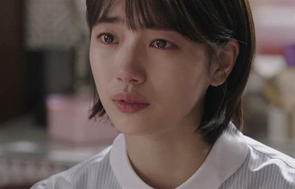 Ngày lấy chồng, mẹ người yêu cũ bước đến nói 3 từ khiến tôi quỵ ngã - 1