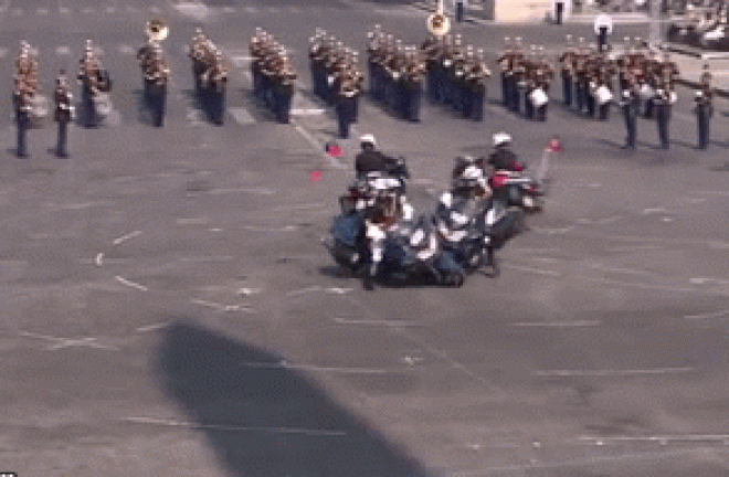 Video: Cảnh sát lao môtô vào nhau trong lễ kỷ niệm quan trọng - 1