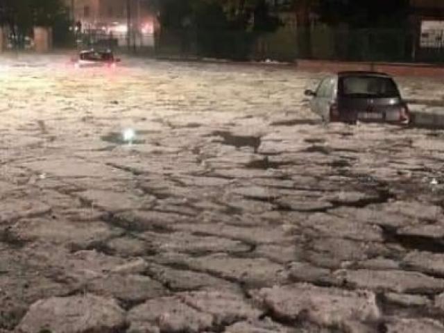 Thế giới - Kinh ngạc cảnh đường phố Ý hóa sông băng