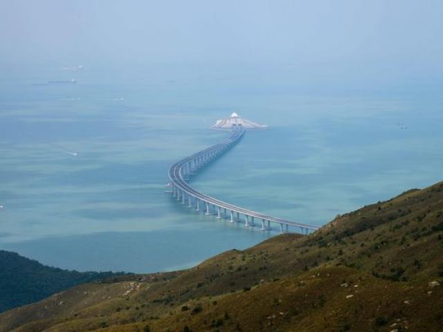 Trung Quốc hoàn thành cây cầu biển dài nhất thế giới