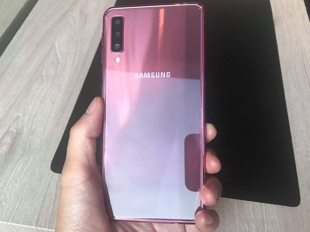 Thời trang Hi-tech - Đánh giá Samsung Galaxy A7: Smartphone 3 camera xuất sắc