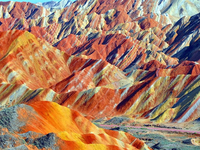 Zhangye Danxia Landform Geological Park, Cam Túc, Trung Quốc: Các ngọn núi sọc đầy màu sắc được tạo thành từ các lớp khoáng chất và đá. Hiện ngọn núi là một Di sản Thế giới được UNESCO bảo vệ.