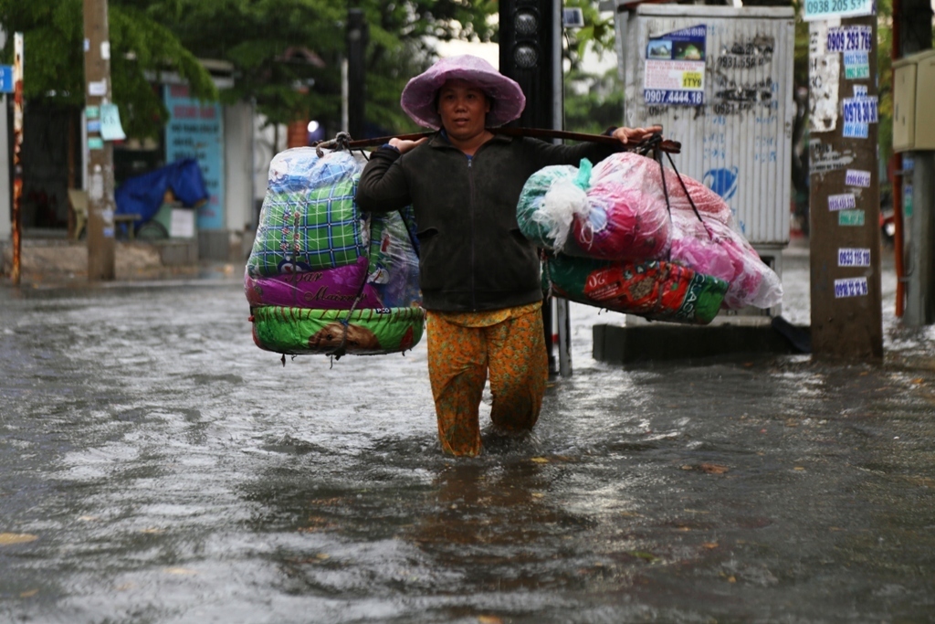 Học sinh “bơi” tại “khu nhà giàu” ở Sài Gòn sau cơn mưa chớp mắt - 1