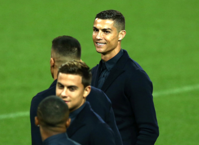 Ronaldo cưá»i tươi như hoa trá» lại MU, tá»± tin thoát tá»i hiếp dâm mỹ nữ - 2