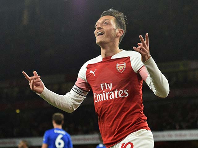 Arsenal thắng 10 trận liên tiếp: Ozil ”hóa rồng”, ”Pháo thủ” lại mơ vô địch
