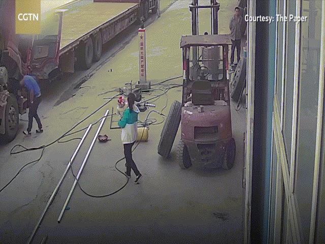 Media - Lốp xe tải bất ngờ phát nổ khiến người phụ nữ bế con nhỏ "tung bay"