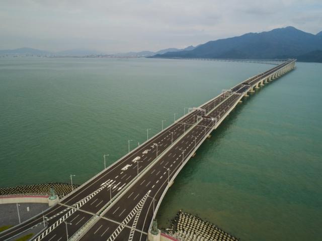 Cầu vượt biển dài nhất thế giới ở Trung Quốc hứng “bão” chỉ trích