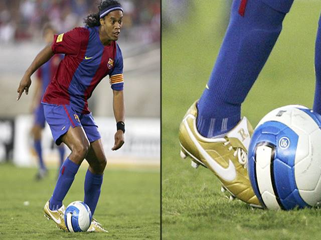 Huyền thoại giày đấu hỗ trợ Ronaldinho giữ bóng 4 lần sút xà ngang không rơi