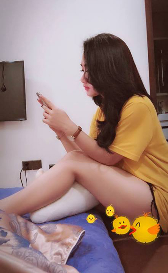 Ngoài đời, Hà Nhung chuộng gu thời trang hiện đại, nữ tính.