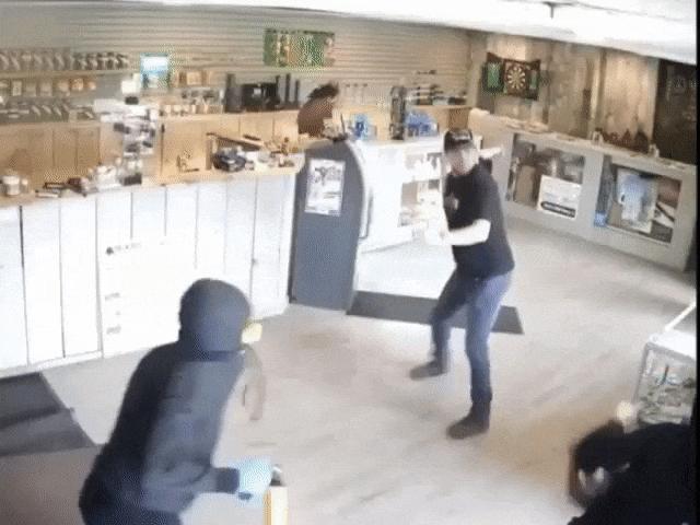 Video Clip Cười - Ba tên cướp "cắp giày" bỏ chạy khi hành nghề gặp phải cao thủ